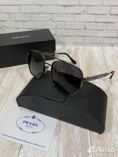 Солнцезащитные очки Prada