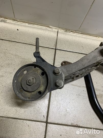 Кронштейн на nissan almera n16