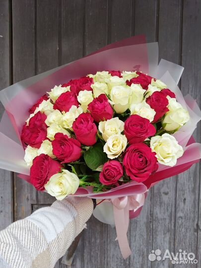 Букет из 51 красной и белой розы
