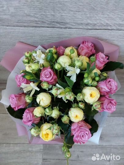 Букет цветов с розами, хризантемами