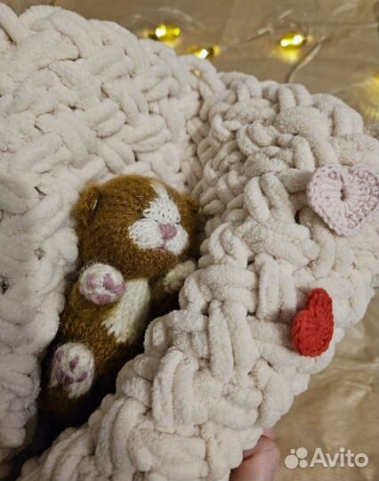 Вязаный спящий котенок