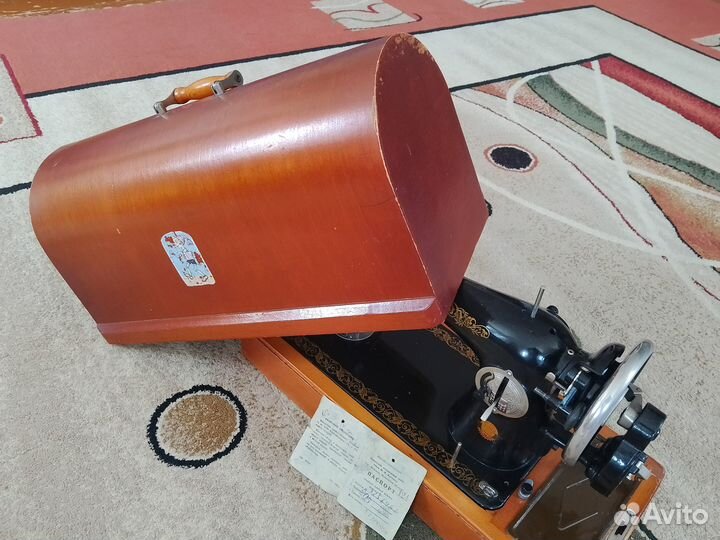 Антикварная швейная машина класса 1-м. 65 лет