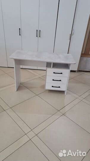 Письменный стол для школьника (новый)