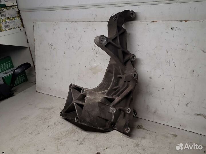 Кронштейн генератора VW Транспортер Т4 AJA ACV AEU