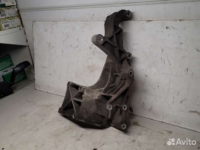 Кронштейн генератора VW Транспортер Т4 AJA ACV AEU