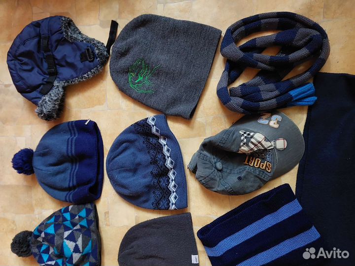 Много шапок для мальчика