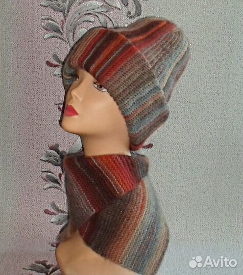 Комплект ручной работы. Шапочка + манишка