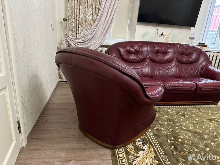 Кожаный диван и 2 кресла