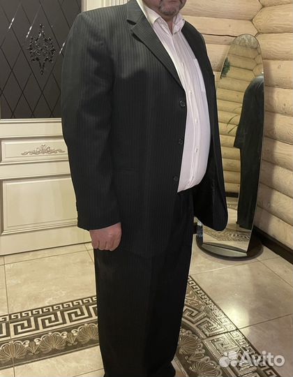 Костюм мужской.Я похудел.Костюм весит в шкафу