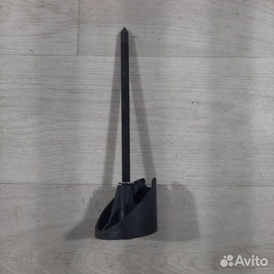 Болт крепления запасного колеса Porsche Cayenne