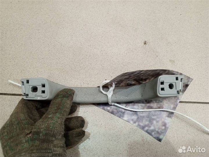 Ручка внутренняя потолочная Mitsubishi Pajero iO