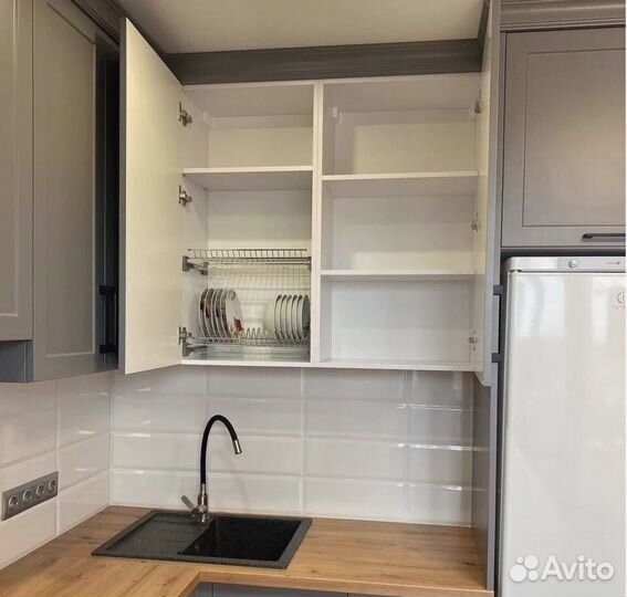 Прямая кухня в бежевом глянце и матовом дереве