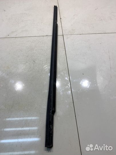 Уплотнитель стекла (задний, левый) (Jaguar XE)