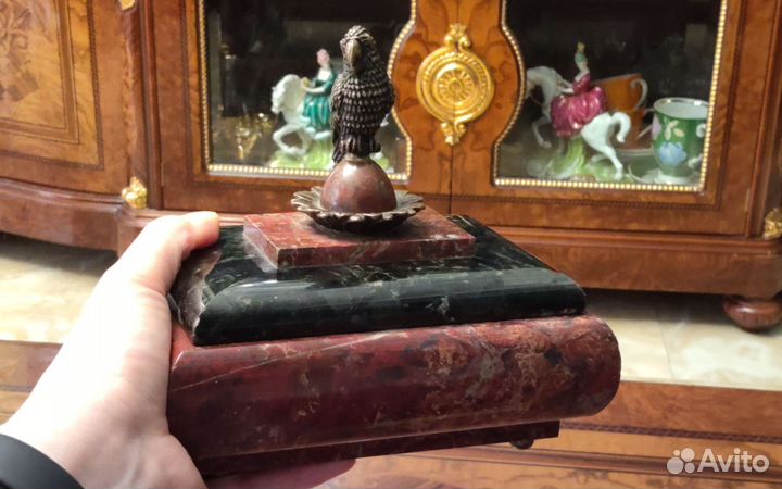 Шкатулка из камня с бронзой