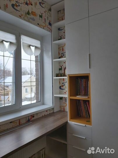 Письменный стол у окна на заказ