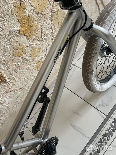 Трюковой велосипед bmx серебристый