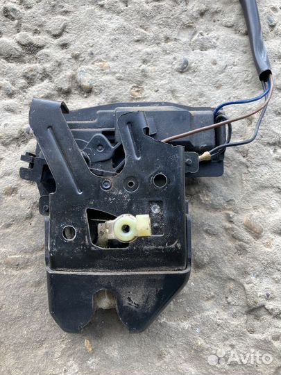 Замок крышки багажника Шевроле Эпика