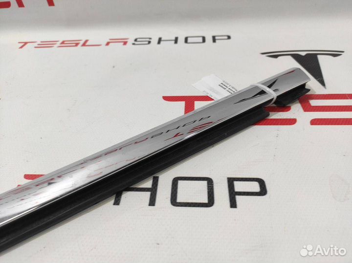 Молдинг двери передней левой Tesla Model S 2015