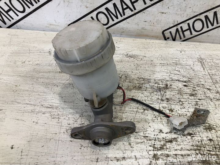 Главный тормозной цилиндр Mitsubishi Pajero II