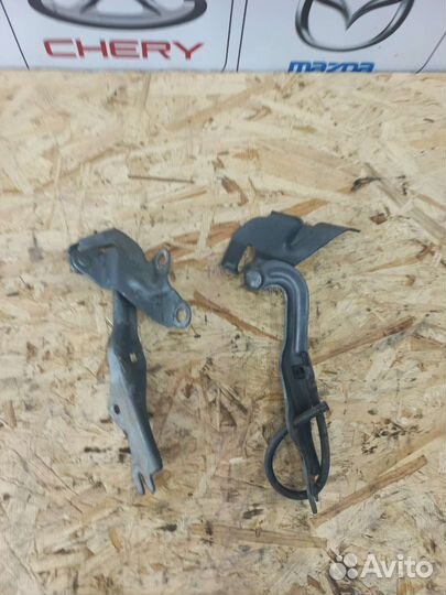 Петля капота Mazda 3 Axela