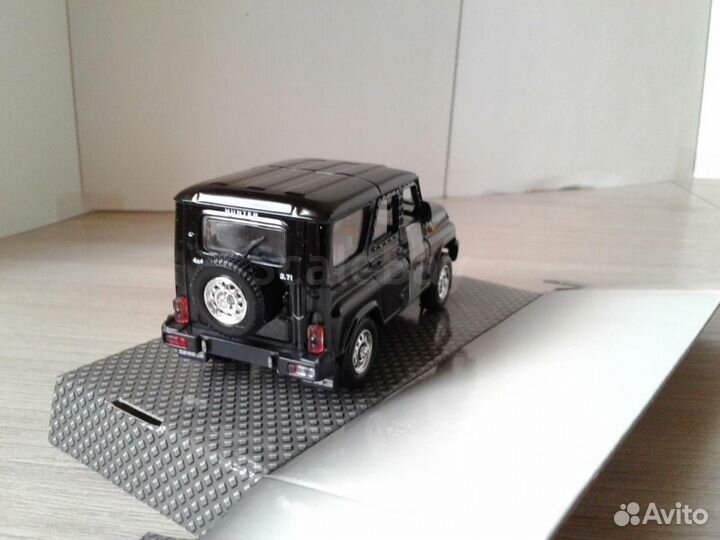UAZ Hunter (1:43) (Cararama)