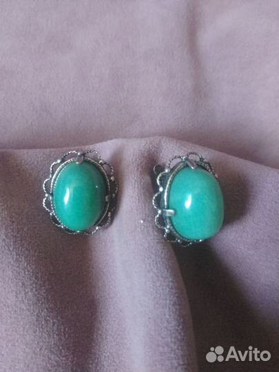 Комплект украшений из нефрита и бусы