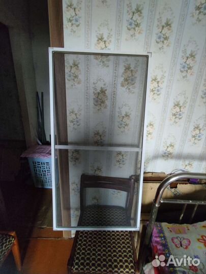 Москитные сетки на окно в белой раме