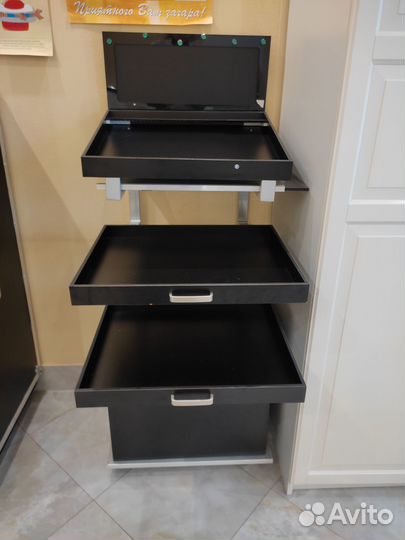Тумба с выдвижными полками