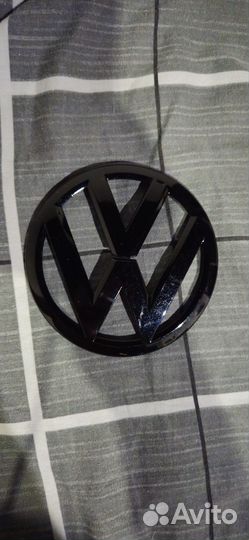 Лобовой значок на Volkswagen Polo