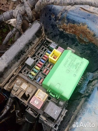 Блок предохранителей Mitsubishi Lancer 9 4G13 2005