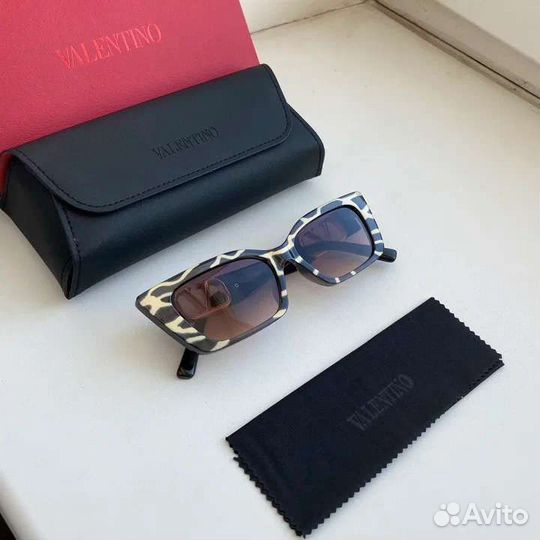 Солнцезащитные очки Valentino