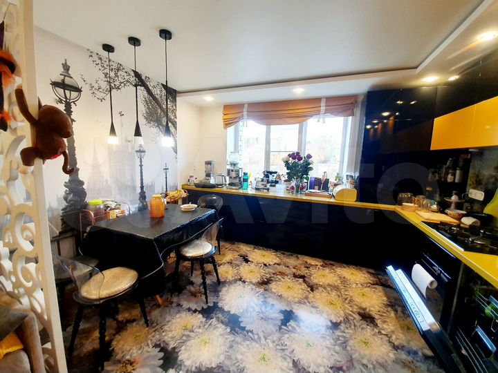 4-к. квартира, 130 м², 1/10 эт.