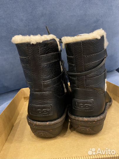 Ботинки женские на меху UGG Caspia