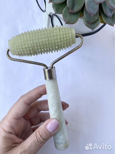 Нефритовый ролик массажер