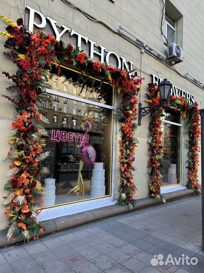 Декор витрины искусственными цветами