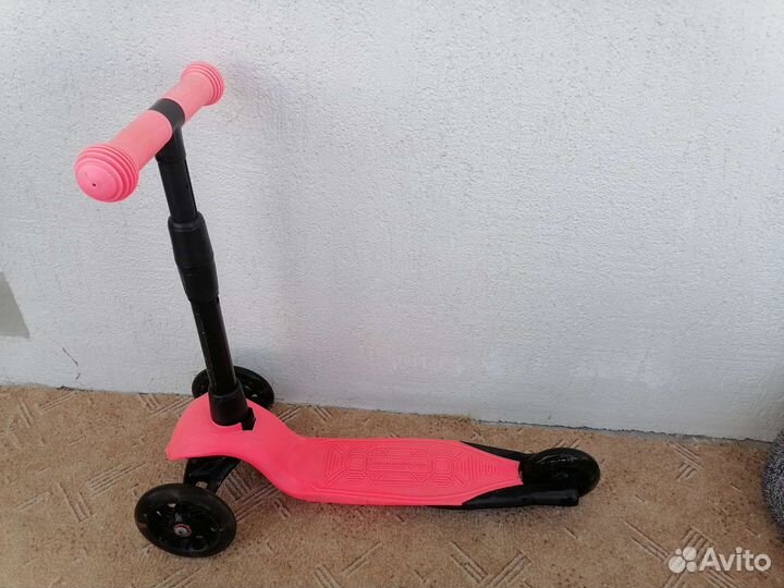 Самокат трёхколёсный