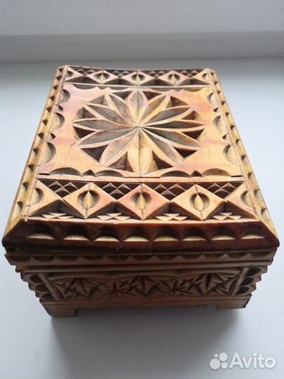 Шкатулка резная деревянная