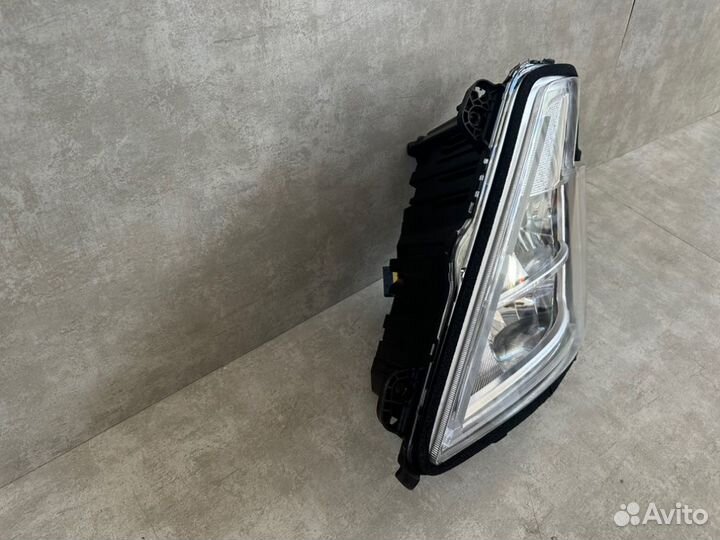 Фара головного света левая Volvo Fm5 Fmx