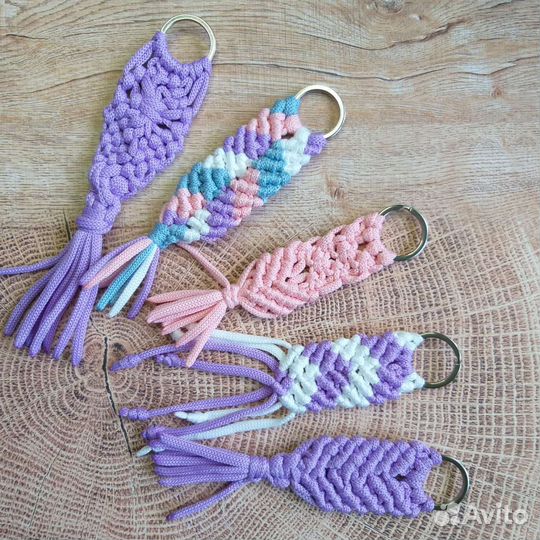 Сувениры. Брелок на ключи в стиле макраме