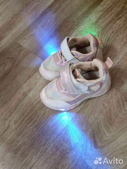 Кроссовки для девочки новые