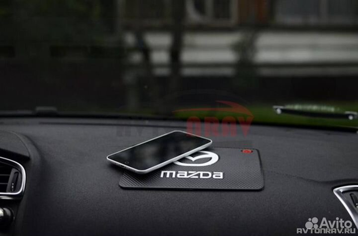 Противоскользящий коврик с логотипом авто