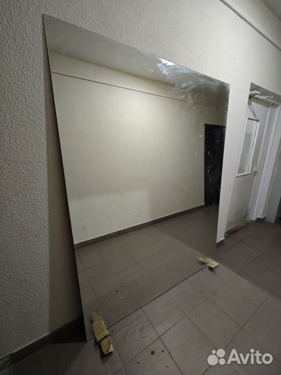 Большие зеркала из танцевальной студии