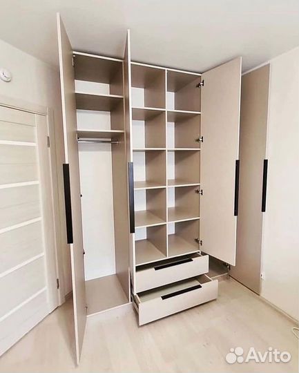 Шкаф распашной с полками