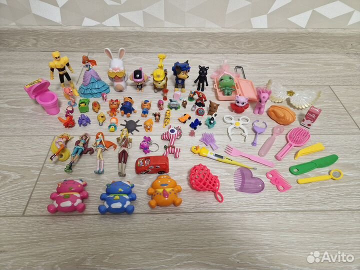 Мелкие игрушки пакетом и три пазла