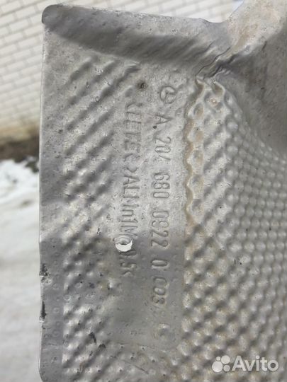 Защитный экран глушителя правый на Mercedes