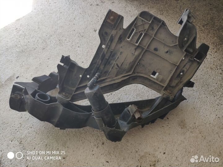 Крепление правой фары на Ауди А4 B8 оригинал