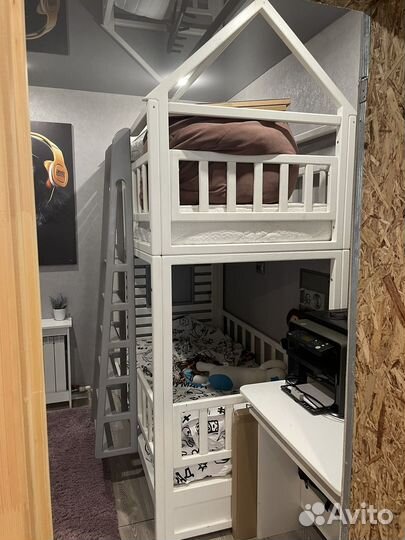 Кровать двухьярусная