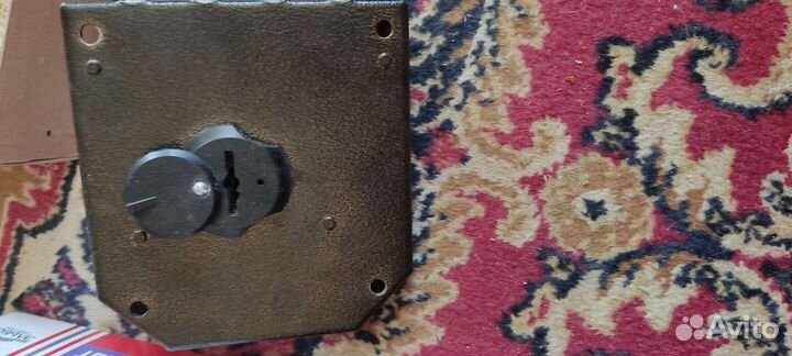 Замок дверной