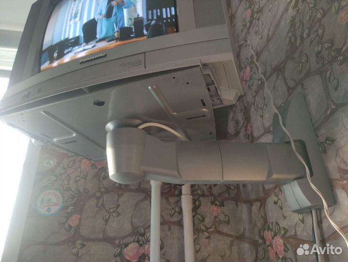 Телевизор с кронштейном