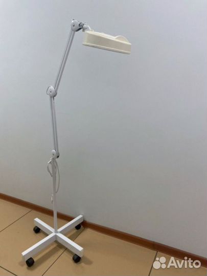 Лампа-лупа напольная для косметолога